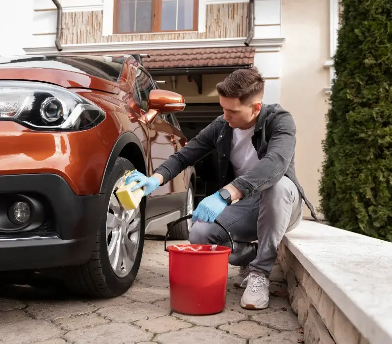 Lavage auto à domicile Bellou-le-Trichard : professionnel intervenant sur un véhicule